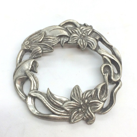 3/$30 VINTAGE 1988 SEAGULL CANADA PEWTER BROOCH FLOWERS VINES WREATH CIRCLE - Picture 1 of 8